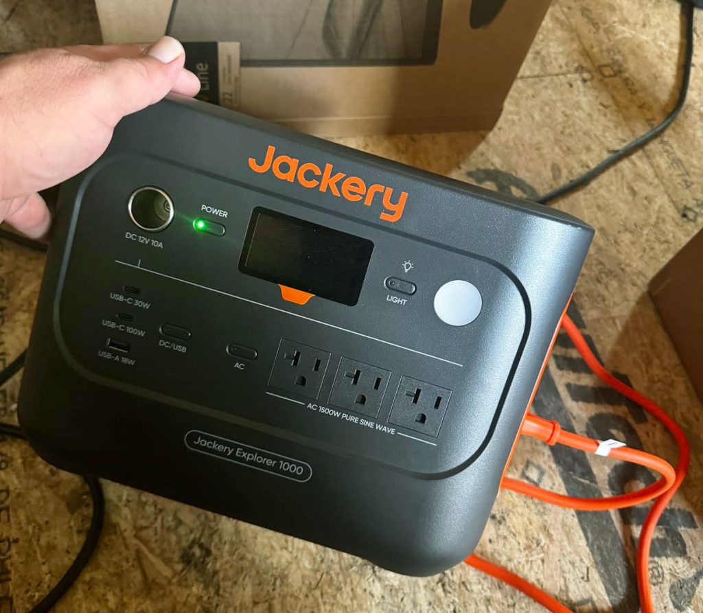 Jackery 1000 v2 Solar Generator