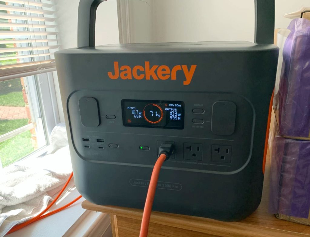 Jackery 2000 PRO Solar Generator